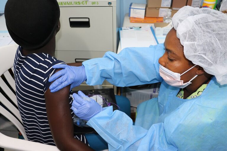 Étude vaccin Ebola en Afrique de l'Ouest — Ebola Sudan : un vaccin, une dose, 28 jours