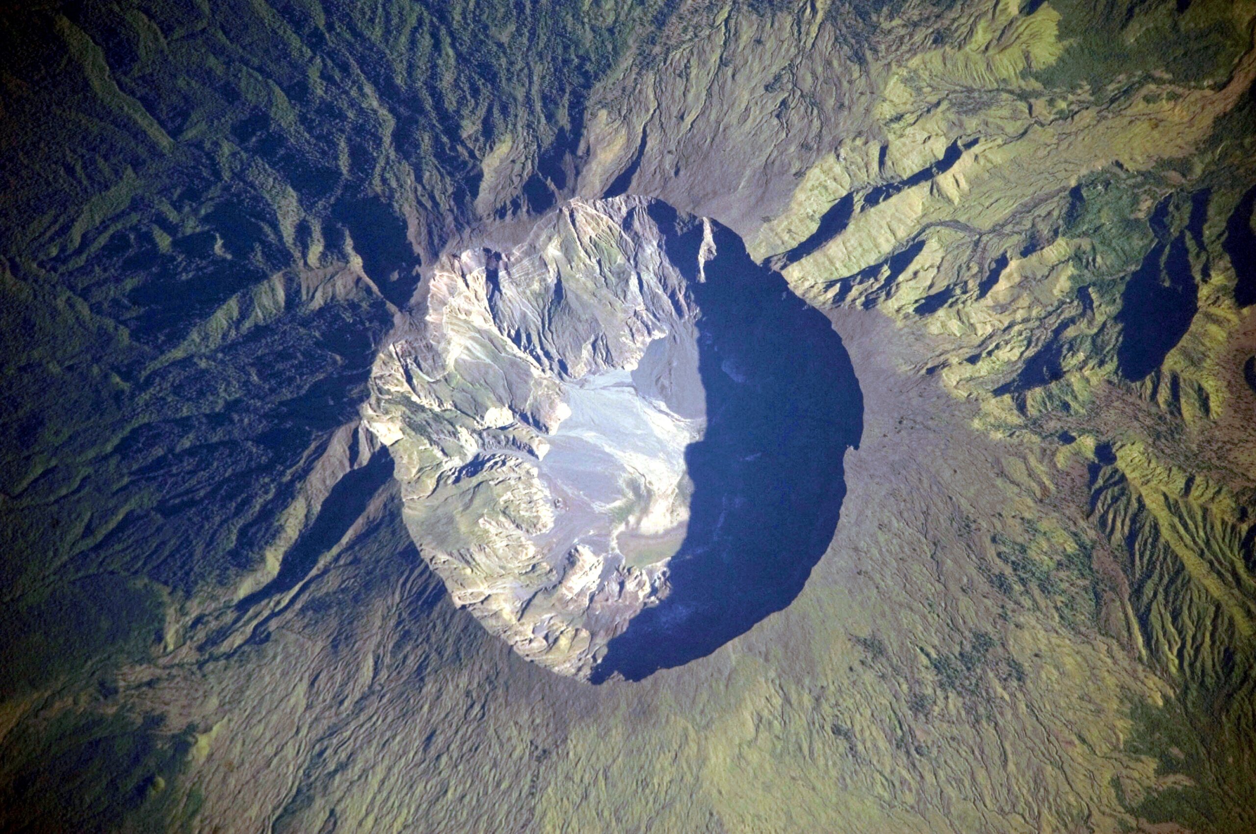 Mount Tambora Volcano, Sumbawa Island, Indonesia — Le volcan le plus explosif de la Terre se recharge